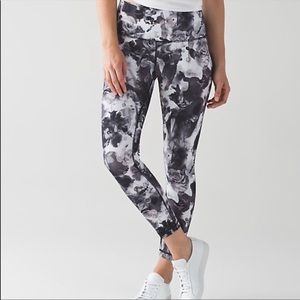 Lululemon High Times Peek pant
Obscurred Black Dusty Mauve